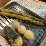 とりの蔵 - 串揚げ:アスパラ、うずら、山芋