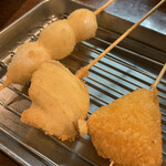 とりの蔵 - 串揚げ:うずら、玉ねぎ、カマンベール