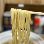 スミレ食堂 - 細めのストレート麺。美味しい麺だなぁლ(´ڡ`ლ)