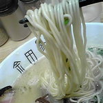 金田家 - 麺は細麺ストレート。 標準的。