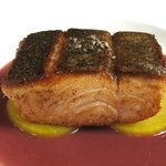 フランス料理グルメ - (09/8昼)ノルウェーサーモンは分厚い身だが、赤ワインソースが良く無かった