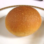 フランス料理グルメ - (09/8昼)最初のパン。追加は全粒粉のものだった