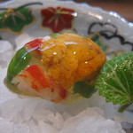 寿司栄 - 蒸しウニ　車海老　オクラ　玉子の殻に入れた昆布と鰹の出汁寄せ