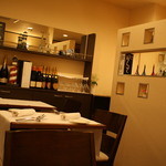 saveur - テーブル席とカウンター席