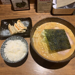 Ramen Kaede - 味噌ラーメン　890円 ぎょうざセット　200円