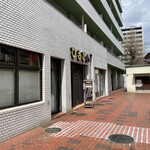 ひさご - こんな感じの通路の左手です