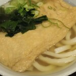 かのや 新橋駅構内店 - きつね・うどん（並） 最接近　麺の太さに注目