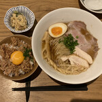 Sumiyaki Gushi To Obanzai No Mise Toriken - 醤油らぁ麺（880円）
                        ミニ黄金比率のそぼろ丼（350円）