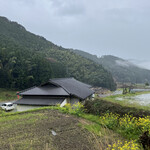 ろばたやき山ろく - こんな山深い集落にお店がぽつんとありますよ。