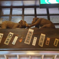 赤坂うまや - 入口の欄間の上のお猿さん
