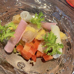 ル ボークープ - 前菜：鮮魚のマリネと季節の野菜のマリネ サラダ仕立ての前菜。鮮魚が新鮮。お魚名、なんだっけ。 野菜は大根、ニンジンなど。ソースもさっぱりしていて好み。