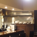 GRILL&Bar Hanaya - 店内奥が厨房。
