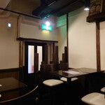 GRILL&Bar Hanaya - 店内手前のテーブル席から玄関。