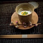 Kamakura Kitajima - 雛祭りの白酒に見立てた、河豚の白子の擦流し。蕗の薹の素揚げに柚子。桃の花。