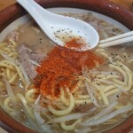 味噌っ子 ふっく - 卓上の唐辛子とペッパーを投入して後半戦へ！