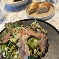 GENTLE Dining - ブッラータチーズと生ハムのビスマルク風サラダ