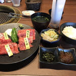 大和焼肉 結 - ランチの赤身盛り。