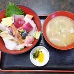 カネセイ - お刺身丼と豚汁セット