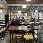 Tachibana Udon - 昔ながらのうどん屋さんスタイル。テーブル席とお座敷席が100席以上ありますよ。