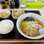 大関 - ラーメン（醤油）…730円＋もつ煮セット（お新香、ライス付き）…＋300円