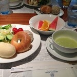ニューヨークカフェ - サラダ,果物,パン,スープ(えんどう豆のスープ)