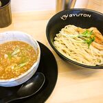 GYUTON - 魚粉・牛豚骨つけ麺！