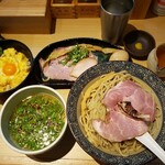 地鶏と金目鯛 中華そば 鶯 - 