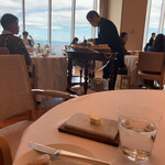 オーベルジュ・ド・リル ナゴヤ - 前方の客のテーブルに山積みになってるワインが、やっぱり気になって仕方がない。