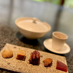 イチリン ハナレ - ⑫茶菓子 ～東方美人サブレ、黒胡麻生キャラメル、山椒ガトーショコラとピーカンナッツ、マカダミアンナッツ、ドライフルーツ。