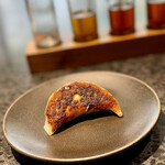 イチリン ハナレ - ⑤につける餃子、からの麺 ～手作り餃子、山椒麺を絡めてよだれ鶏のタレを最後の一滴まで頂きます。