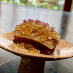 イチリン ハナレ - ②鰯 〜黒酢で締めた鰯に黒酢のゼリー状ソースかけ。焼きパプリカを添えてビジュアルも魅力的だが、味わいは猶更深みあり。