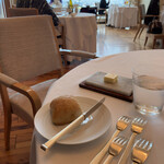 オーベルジュ・ド・リル ナゴヤ - パン。前方の客のテーブルに、どんどん溜まっていくペアリングワインが気になって仕方がない。