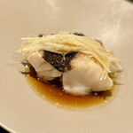 イチリン ハナレ - ⑨五島列島の鰆 ～鰆（五島列島）と白葱のナンプラー醤油炒め。流石にナンプラーは独特な東南アジア料理の印象。淡白な鰆はどんな味わいにも染まって旨味が増す。