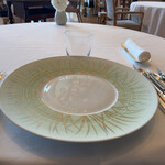 オーベルジュ・ド・リル ナゴヤ - ショープレートとテーブルフラワー。正統派だねぇ。