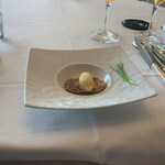 オーベルジュ・ド・リル ナゴヤ - 前菜1皿目はブリのマリネ。ホワイトバルサミコのアイスクリームがクリーミーに、ヴィネグレットの酸味に奥深さがまして、トッピングしたパルメザンがいいアクセントとなりガチうま。