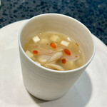 イチリン ハナレ - ①文蛤 ～蛤の酸辣湯の上湯スープ。旨味豊かな蛤の味わいに酢の効いた酸辣湯ですから出だしとしてはキュッと締まった印象。