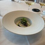 オーベルジュ・ド・リル ナゴヤ - 前菜2皿目はポワロー葱のジュレと季節の魚介(ハマグリとホタルイカ)のサラダ仕立て。モダンフレンチって感じだな。清涼感ある柑橘の香りが際立ち、重なり合う味のグラデーションが素晴らしい。