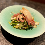 イチリン ハナレ - ⑦北寄貝 ～北寄貝と黄ニラとセリの炒め物。北寄貝の食感と黄ニラの独特な香りが油に混じって「THE中華」ですね。