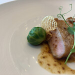 オーベルジュ・ド・リル ナゴヤ - 芽キャベツ？ギャルソンがジュークルートというので、え？びっくりやん！と思って食べてみたら、シュークルートはポークの下に隠れてて私の勘違い。しかし、芽キャベツと思って食べたらファルシーでびっくり(笑)