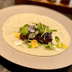 イチリン ハナレ - ⑧山形牛 ～シャトーブリアン（山形牛）を黒酢粒マスタード味に仕上げて小麦粉を薄く伸ばした薄餅で巻いて頂きます。濃い味わいも北京ダック風に仕上がって、ダックの代わりが山形牛みたいな。