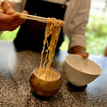 イチリン ハナレ - ⑤につける餃子、からの麺 ～手作り餃子、山椒麺を絡めてよだれ鶏のタレを最後の一滴まで頂きます。