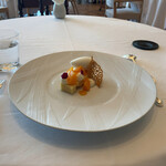 オーベルジュ・ド・リル ナゴヤ - アシェットデセールは、せとかとオレンジフラワーのソルベ、トロペジェンヌのイメージ。と、メニューに書いてあったが、よくわからないけど美味かった。