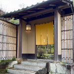 Ichirin Hanare - 趣ある一軒家は、フランス人外交官が住んでいた築45年のお屋敷をリノベーションしたものだが、お料理共々ワクワクさせる要因の一つ。