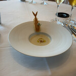 オーベルジュ・ド・リル ナゴヤ - チュイルの下に真鱈のブランダード。ビストロで食べるのと全然違って、なんだかリエットみたいな感じでクセのある旨味が強い。そしてスープみたいなのは菊芋の温かいヴルーテ。