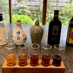 イチリン ハナレ - 紹興酒の飲み比べ。着色していない紹興酒、浙江省の12年もの、浙江省のこてこての紹興酒、上海20年はめっちゃスモーキーな味わい、ヨダレ鶏に合う紹興酒。