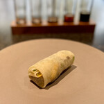 イチリン ハナレ - ⑧山形牛 ～シャトーブリアン（山形牛）を黒酢粒マスタード味に仕上げて小麦粉を薄く伸ばした薄餅で巻いて頂きます。濃い味わいも北京ダック風に仕上がって、ダックの代わりが山形牛みたいな。