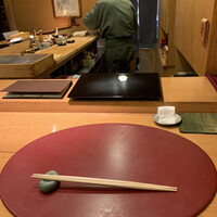 すし蓑 - カウンターから　庄司親方の後ろ姿