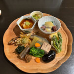 土家 - 季節の盛り合わせ 上から時計周り 青菜油揚お浸 のらぼう菜蛍烏賊酢味噌 蟹真薯 タラの芽天 花豆 鴨テリーヌ 稚鮎南蛮漬 蕗梅煮 菜の花お浸 蕗味噌 新牛蒡田舎煮 蕗の葉佃煮 蕗の薹天 モロコ焼 湯葉