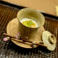 鎌倉 北じま - ❶河豚白子の擦り流し　
                      〜上巳の節句は桃花酒という桃の花びらを浮かべたお酒を飲んだと言われ、まずは白酒に見立てた河豚の白子の擦り流し。トロ〜リとした食感に河豚の香りが交錯する。