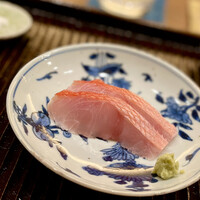 鎌倉 北じま - ❸お造り　　
                    〜伊東の金目鯛に相模湾の赤睦炙り。特徴的な脂ののりが素晴らしい。やっぱり魚は産地と下処理に左右されるもの。さかな人長谷川さん、サスエ前田さんが凌ぎを削る相模湾や駿河湾の魚はレベチです♫